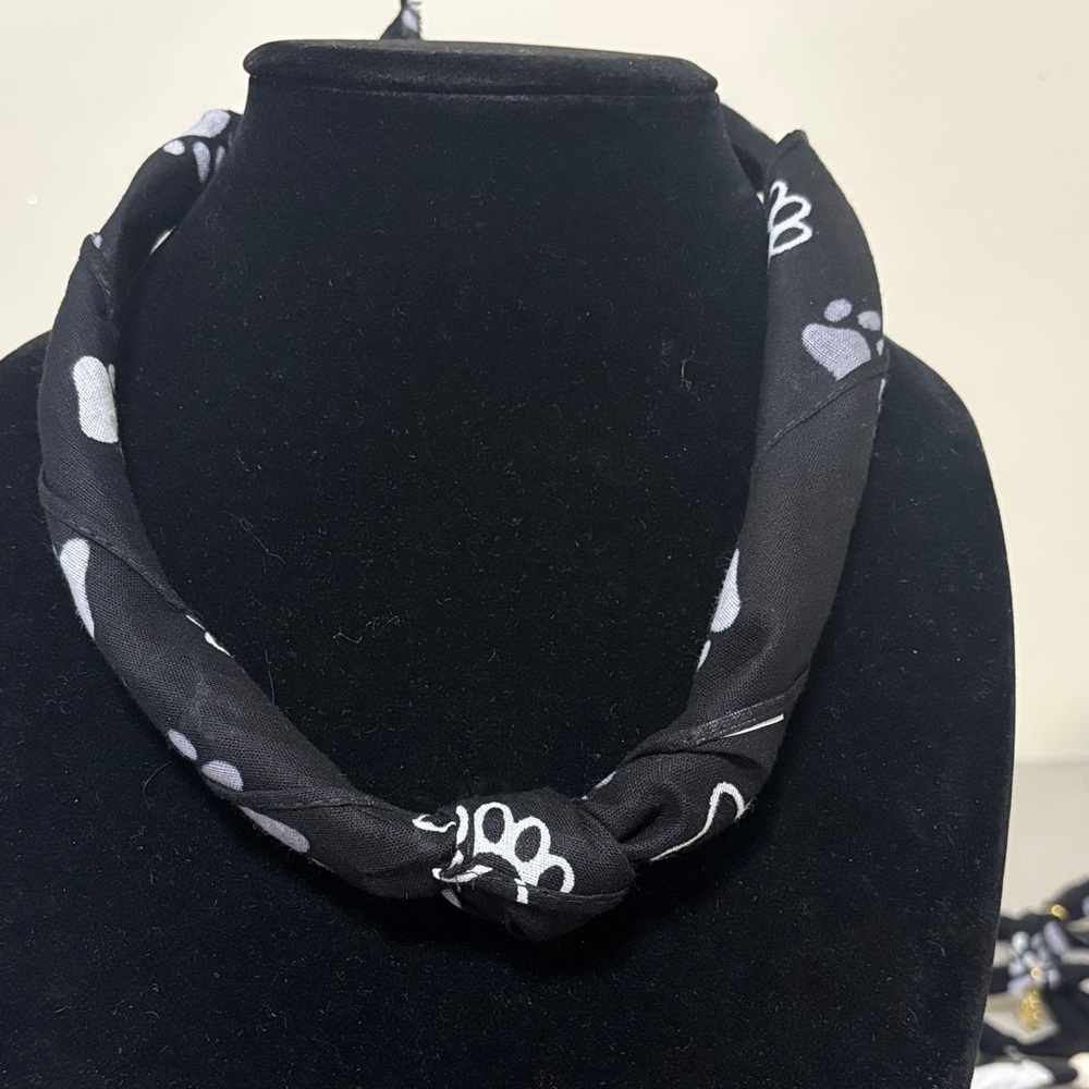 (#36) Black and White Knot Necklace